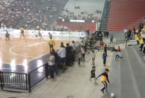 Jogando bola ao lado do futebol